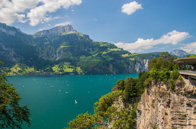 美丽的瑞士高山风景与卢塞恩湖。