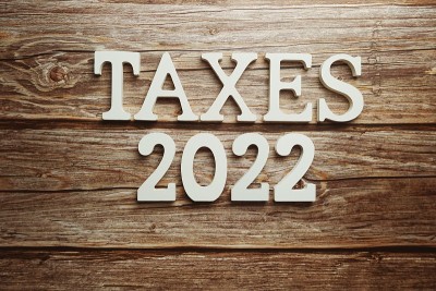 2022年赋税字母上的木制背景