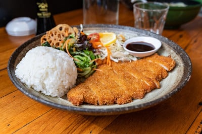 鸡排配米饭和沙拉