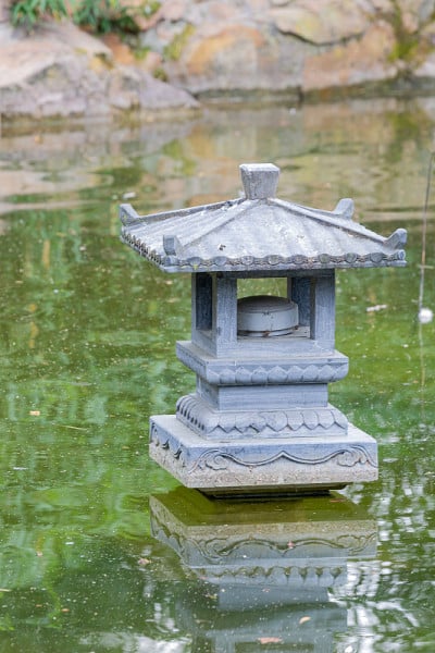小石灯在水中