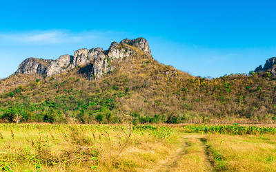 Khao Jeen Lae在阳光明媚的一天，大山在华富里，泰国