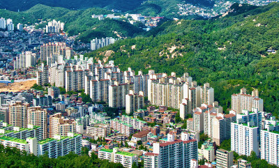 韩国首尔城市景观，晴朗的天空和白云