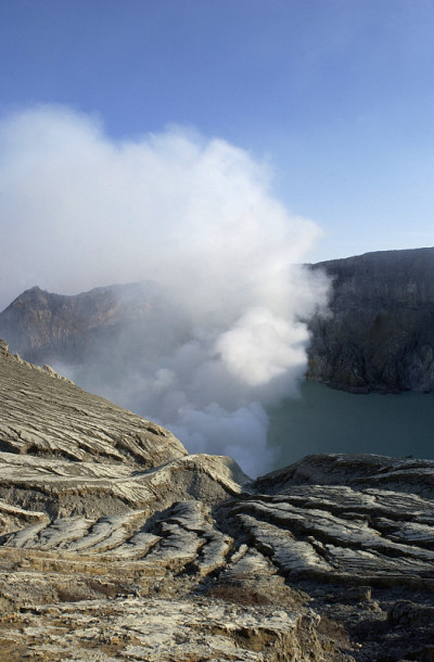 从火山口冒出的烟