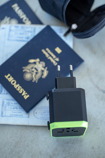 国际旅行适配器、电子转换器和护照