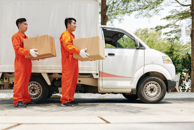 工人卸货车