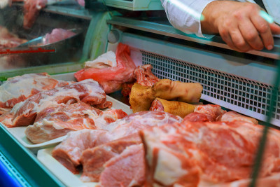 在肉店挑选优质肉