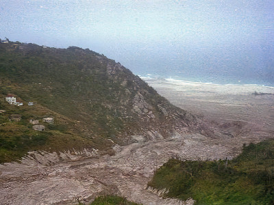 1995年苏弗里埃尔山火山爆发后，蒙特塞拉特岛南部遭受了严重破坏