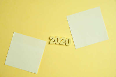 到2020年，这些数字将被贴上黄色背景贴纸。前视图。