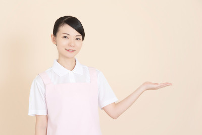 穿着围裙的女工
