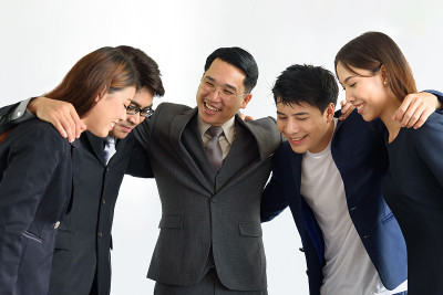 一群成功的商业人士互相拥抱