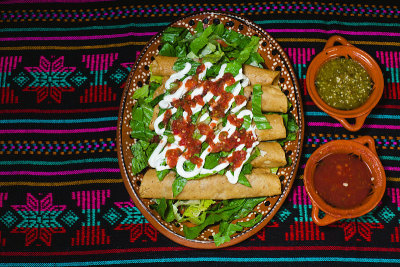 flautas de polo，鸡肉玉米饼，多拉多斯和莎莎在墨西哥城自制的墨西哥食物