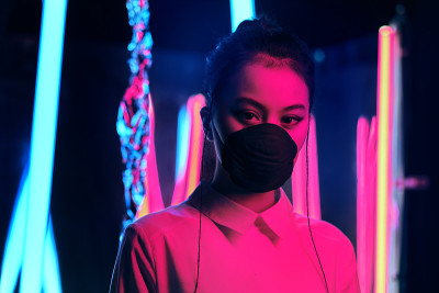 面具下的霓虹灯下的亚洲少年肖像