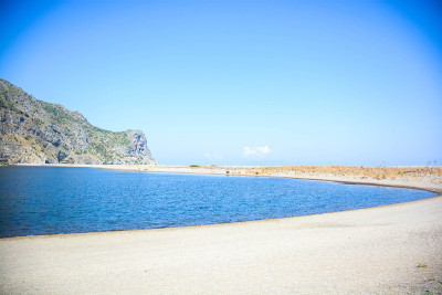 tindari湖海滩