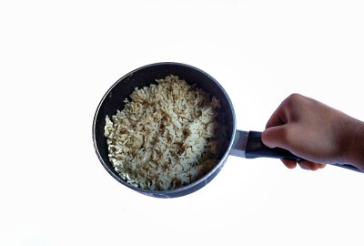 手里拿着一个白底米饭的锅。危地马拉特色食品