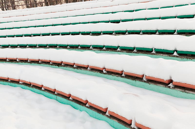 体育场的座位在冬天被雪覆盖