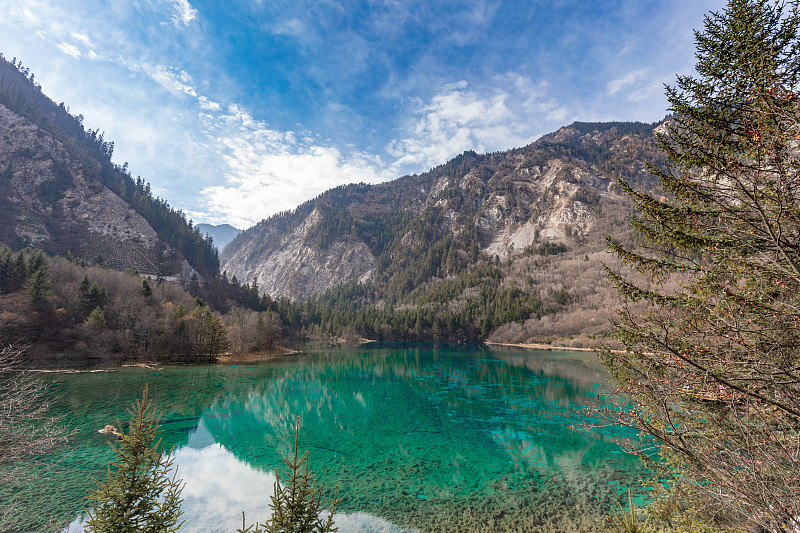 九寨沟国家公园里的九寨沟风景秀丽，湖水清澈