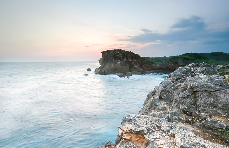 日惹海景以天然海岸岩石为前景