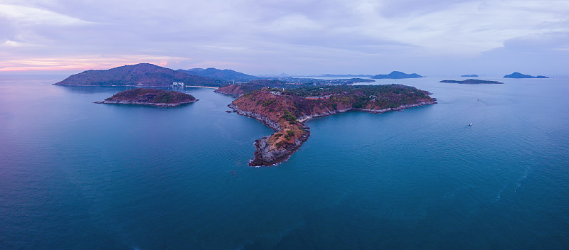 蓬贴角鸟瞰图在日落与安达曼海在普吉岛，旅游景点在泰国旅游旅行和假日度假。自然景观壁纸背景。