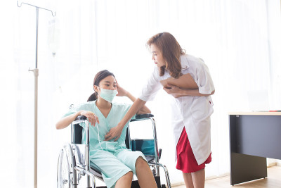 女医生和亚裔女病人检查病情