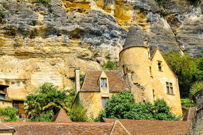 La Roque Gageac村，法国。风景如画的居住在村庄的岩石下。