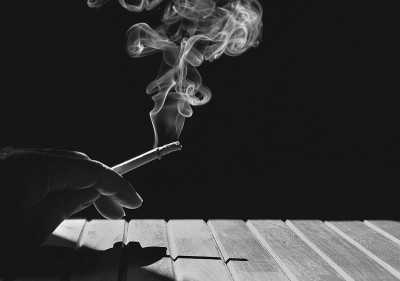 手握香烟，用黑色和白色的烟