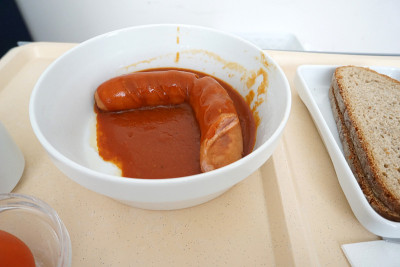 咖喱香肠配面包是食堂的晚餐