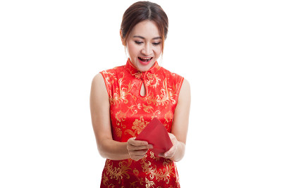 亚洲女孩穿着中国旗袍和红包。