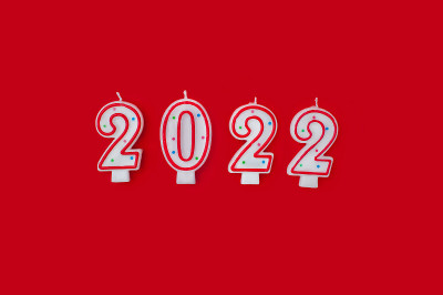红色背景上的红色和白色数字是2022。从以上观点。圣诞节和新年的概念