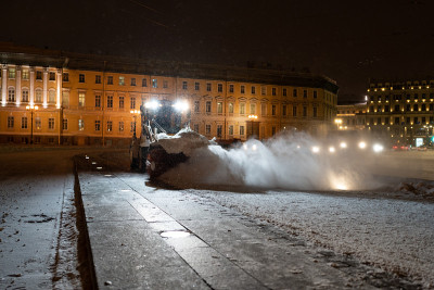 扫雪机夜间清扫道路，市政服务在冬季下雪后清扫城市街道