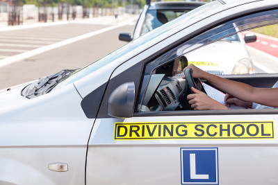 学员在教练指导下驾驶汽车
