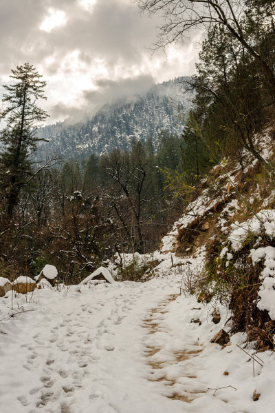 雪山覆盖的道路-雄伟的冬季景观在喜马拉雅山