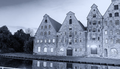 Salzspeicher(盐仓库)的夜晚，德国吕贝克。特拉弗河上游历史悠久的砖砌建筑。