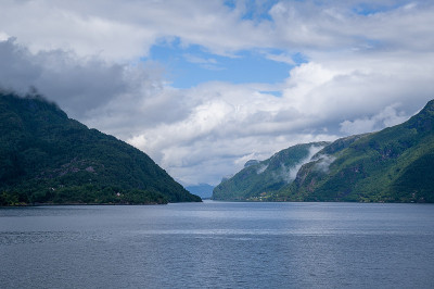 北海峡湾景色与绿色陡峭的海岸。