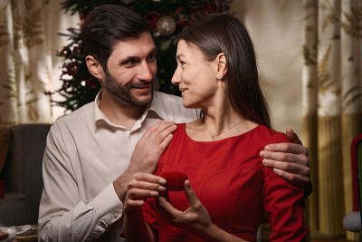 一个恋爱中的男人在除夕向他的女朋友求婚