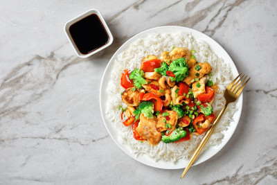 泰式腰果鸡炒蔬菜:花椰菜，甜椒，红辣椒，酱油