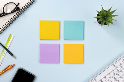 顶视图4色Sticky Note或Note Pad on Blue Pastel Minimalis