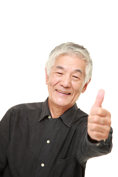 年长的日本人用大拇指向上的手势