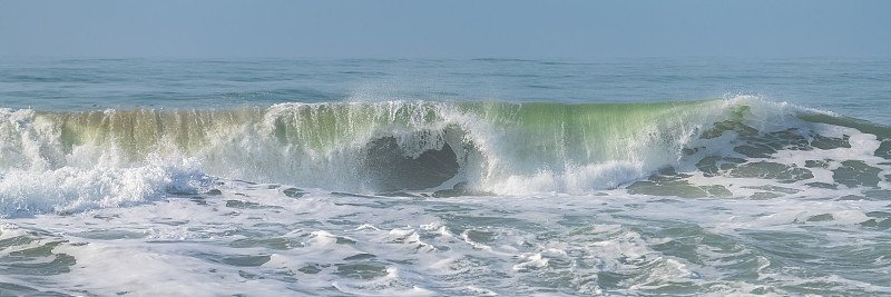 海浪拍打着海岸