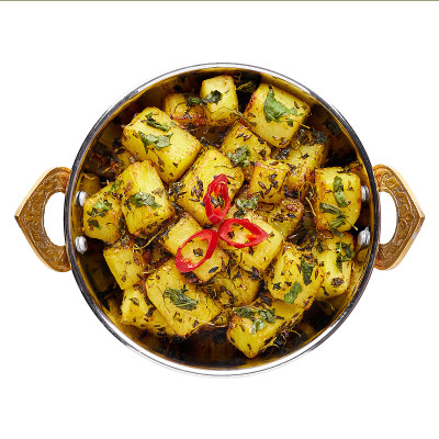 Aloo Methi在铜卡代，碗孤立在白色背景。Aloo Methi是用土豆、胡芦巴和香料做成的印度
