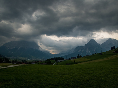 在Ehrwald附近的Tiroler Zugspitz竞技场徒步旅行