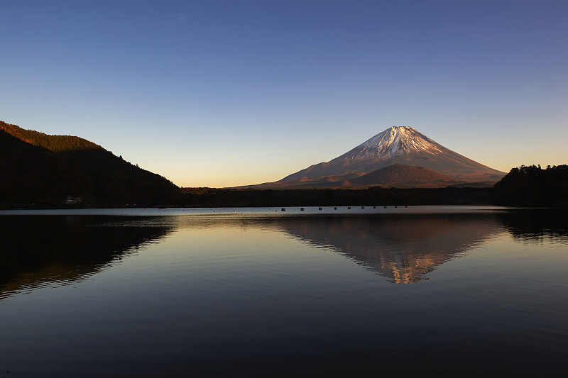 日本山梨县正二湖，富士山落日映照