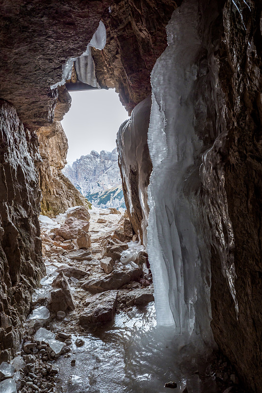 意大利，多洛米特，Tre Cime di Lavaredo国家公园，山洞中的阿尔卑斯山脉