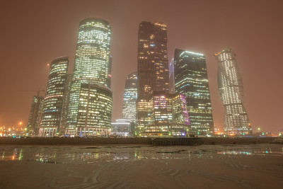 商业中心的冬季夜景。