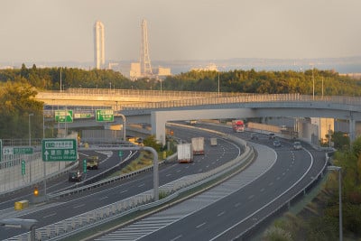 在夕阳的照耀下，横街路口和工厂的烟囱