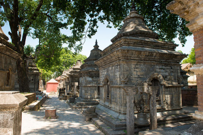 Pashupatinath寺庙位于神圣的巴格马蒂河