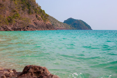 海景。在一个阳光明媚的日子里，热带岛屿Koh Chang的群山之间的绿松石海水，岩石海岸。旅游及旅游