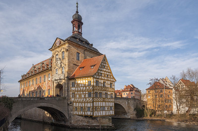 风景如画的老市政厅(Altes Rathaus)和两座桥上的雷尼茨河班贝格。德国巴伐利亚是联合国教科