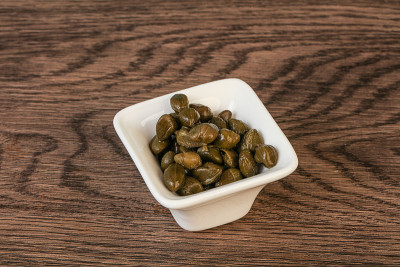 美味的酸豆在碗里