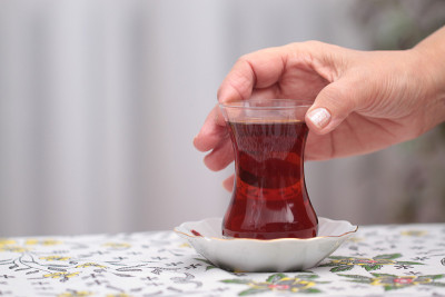 一个女人在展示她的土耳其茶杯