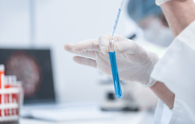关闭了。科学家用样品测试试管